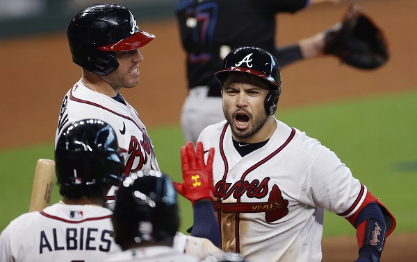 Travis d'Arnaud de los Bravos (der.) festeja su jonrón: Foto:EFE