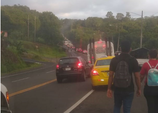 El cierre ocasionó un tranque descomunal en la vía. Foto: Diómedes Sánchez.