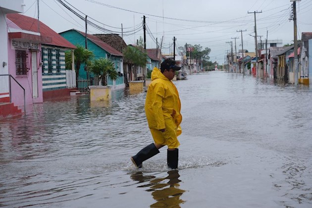 El NHC pronostica para hoy que la velocidad de traslación se hará más lenta y los vientos se fortalecerán hasta alcanzar categoría de huracán mayor (3, 4 o 5 de la escala Saffir-Simpson), que Delta ya tuvo cuando iba camino de Yucatán, aunque tocó tierra con categoría 2.