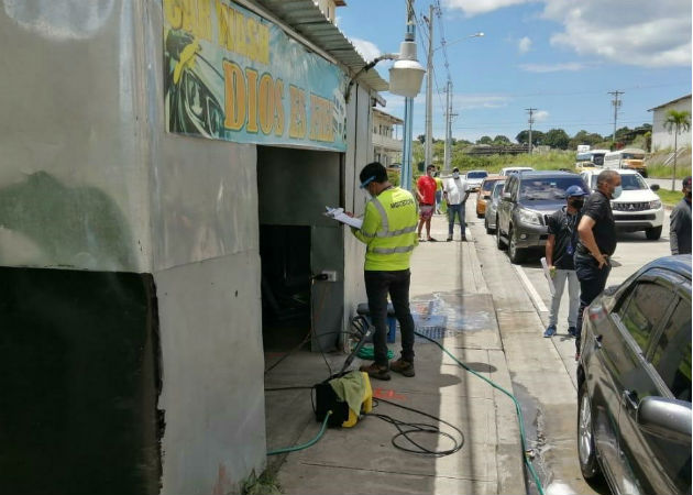 El personal del BHN inspeccionó los pequeños locales comerciales en Altos de Los Lagos. Foto: Diómedes Sánchez S.