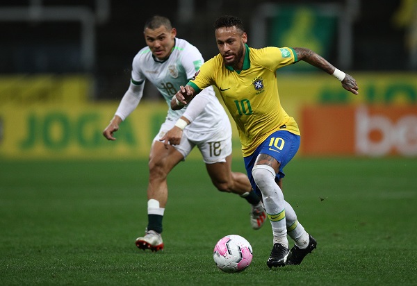 Neymar conduce el balon el balón ante la marca del boliviano, Luis Saldias. Foto:EFE