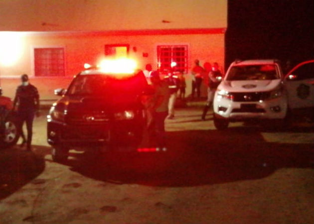 El hombre baleado fue llevado al cuarto de urgencias de la Policlínica de Sabanitas, donde falleció. Foto: Diómedes Sánchez.