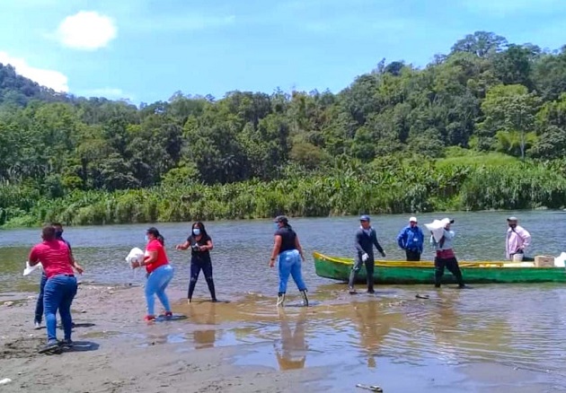 La ayuda del Plan Panamá Solidario llega a muchos sectores de la provincia de Bocas del Toro a través de botes. Foto cortesía Gobierno Nacional