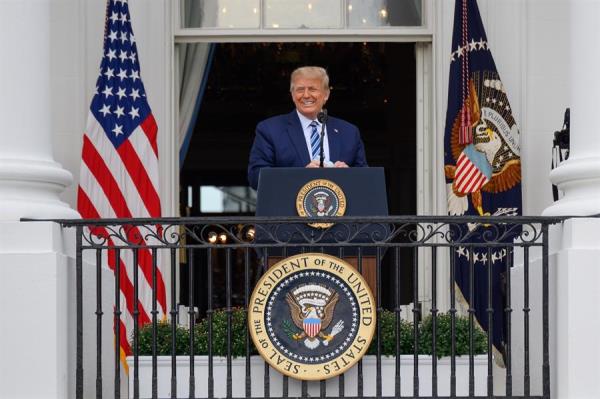 Trump, que apareció luciendo una máscara quirúrgica que luego se retiró y con el puño en blanco, encabezó un evento que bautizó