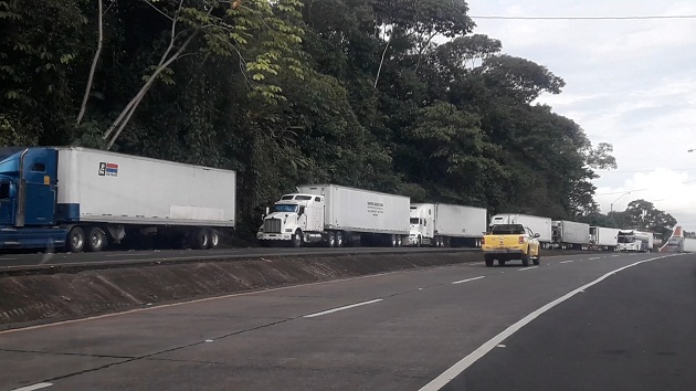 Unidades del Servicio Nacional de Fronteras se mantienen apostados en la línea fronteriza de Paso Canoas cerca a la Aduana Panameña para evitar que de darse la apertura de la vía se registre algún tipo de incidente.