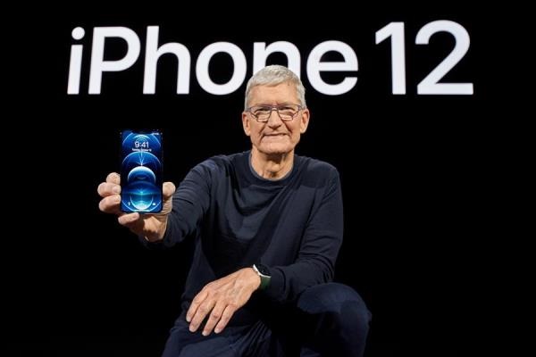  CEO de Apple, Tim Cook, mostrando el nuevo iPhone 12 Pro,