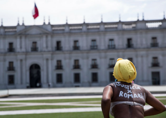 Mery Cortez, madre de Romario Veloz, asesinado durante las protestas en Chile desde octubre de 2019. Foto: EFE.