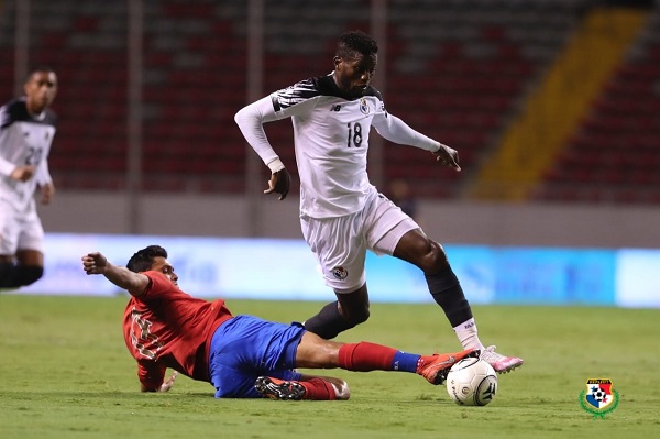 José Fajardo (der.) en el partido ante los costarricenses. Foto:Fepafut 