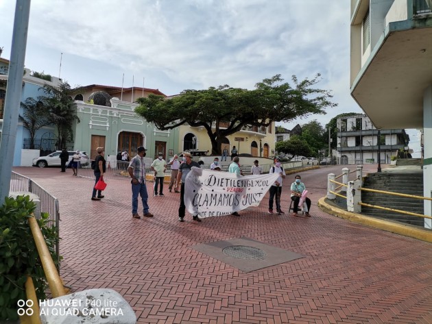 Miembros del Comité de Víctimas y Familiares por el dietilenglicol no solo acudieron a la Presidencia de la República, sino también a las gobernaciones en diferentes partes del interior del país a protestar.