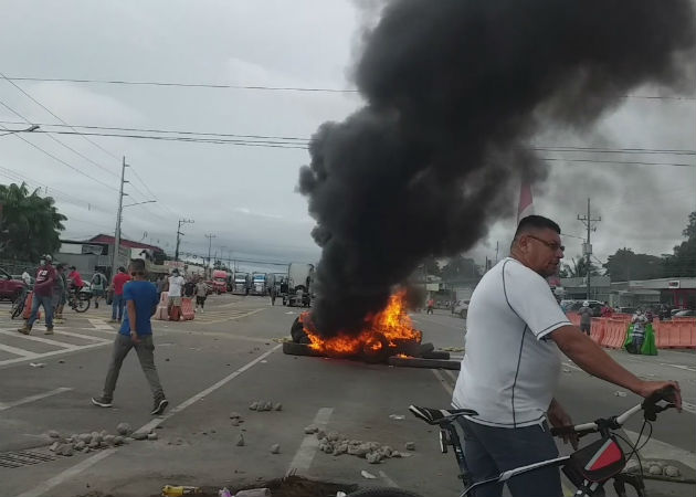 Manifestantes ticos a favor del cierre de la frontera de Paso Canoas, molestos procedieron a quemar llantas. Foto: Mayra Madrid. 