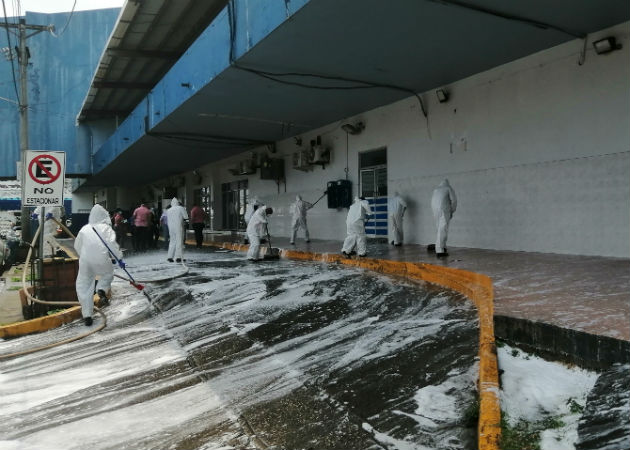 Las limpiezas contra la Covid-19 han incluido instituciones, parada de buses y mercado público, entre otros. Foto: Diómedes Sánchez.