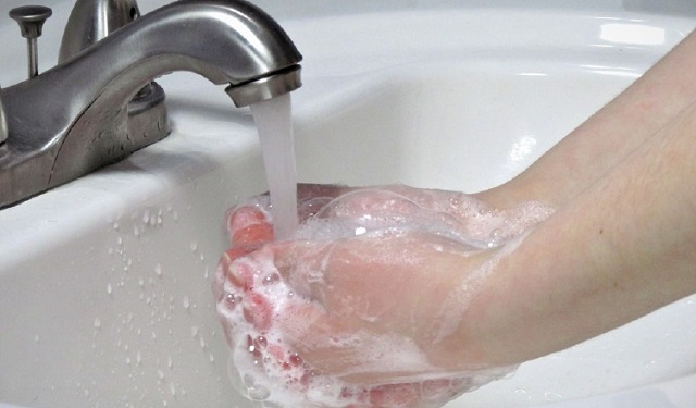 Mójese las manos con agua y aplique jabón. Foto: Ilustrativa / Pixabay
