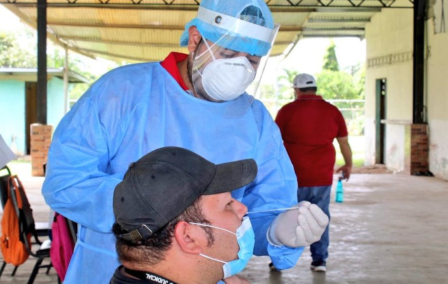 El Ministerio de Salud realiza pruebas rápidas de la COVID-19.