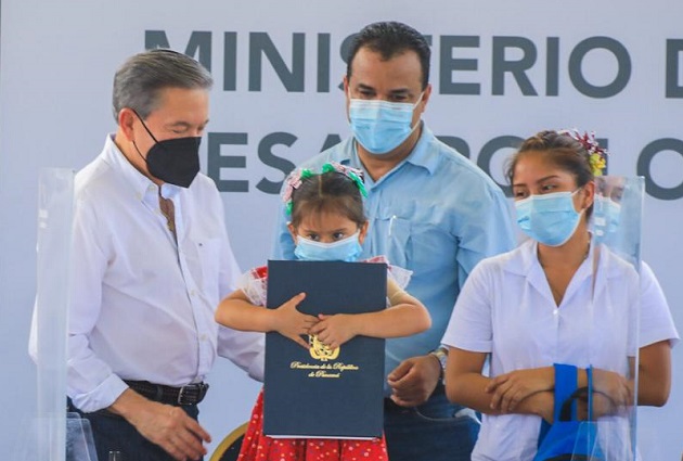 El presidente Laurentino Cortizo (izq.) sancionó la Ley de Protección Integral a la Primera Infancia y al Desarrollo Temprano.