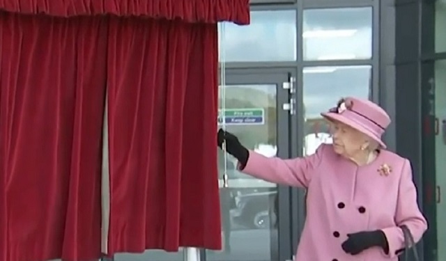 Elizabeth II visitó el Laboratorio de Ciencia y Tecnología de Defensa en Porton Down cerca de Salisbury con su nieto, el príncipe William.