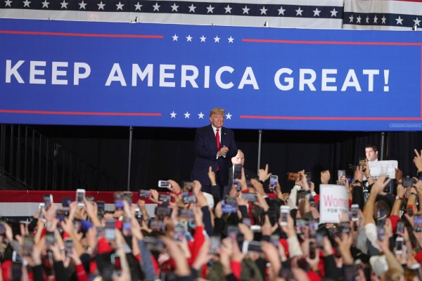 El presidente Donald Trump, ha sido un duro crítico de la gobernadora de Michigan  la demócrata Gretchen Whitmer.FOTO/EFE