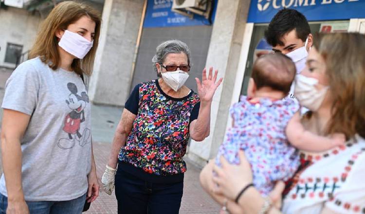 Los familiares que no viven juntos deben redoblar las medidas de bioseguridad. Foto: EFE