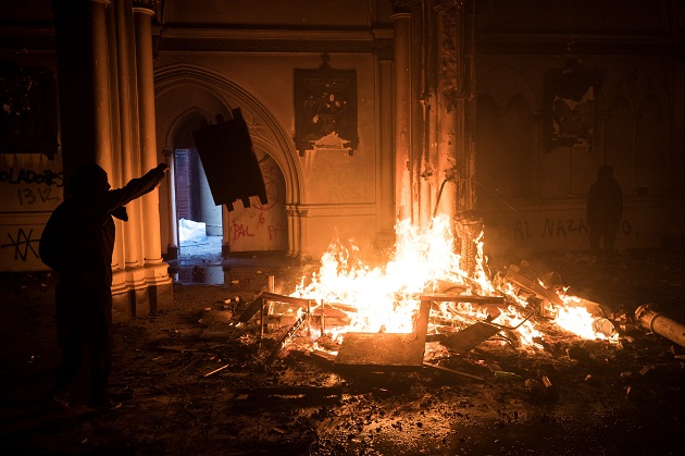 El primer santuario en arder fue la iglesia San Francisco de Borja, usada regularmente por el cuerpo policial de Carabineros para ceremonias institucionales, y horas más tarde fue la iglesia de la Asunción, una de las más antiguas de la capital, con más de un siglo y medio de antigüedad. FOTO/EFE