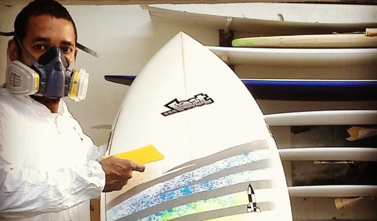 Evelio Castillo es un referente de las tablas de surf.