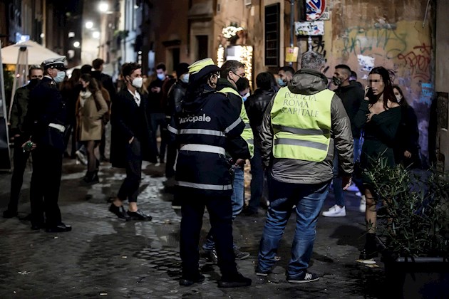 La pasada noche el Gobierno se reunió con el comité científico que le asesora y este sugirió mantener los institutos y universidades abiertos, aunque imponiendo entradas por turnos, según recogen los medios.