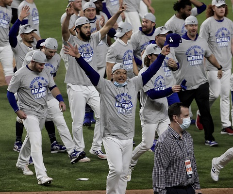 El director Dave Roberts (cent.) festeja el título de la Liga Nacional de los Dodgers. Foto:EFE