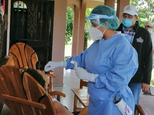 Las autoridades de salud solicitaron a la población enfatizar las medidas de prevención, sobre todo en familias donde haya adultos mayores, evitar las visitas de personas ajenas a la burbuja familiar.