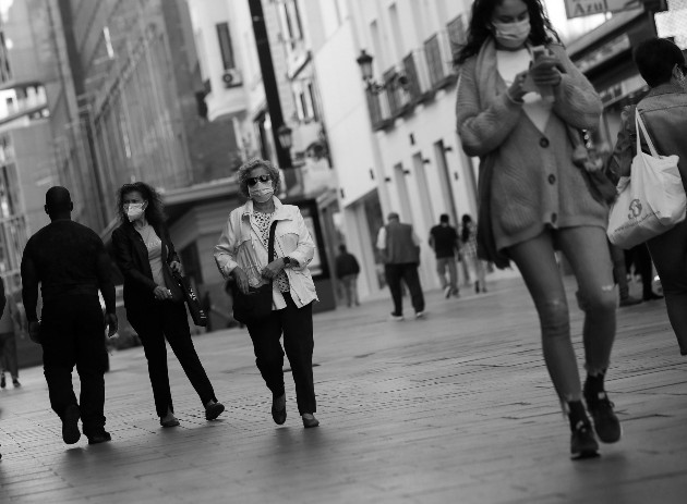 Las altas tasas de informalidad existentes no aparecen en el informe como problema a enfrentar, así como la inequidad de género existente contra las mujeres. Foto: EFE.