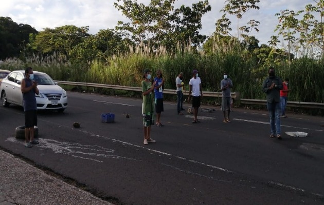 Los manifestantes cerraron la carretera Panamá-Colón en señal de protesta. Foto: Diomedes Sánchez