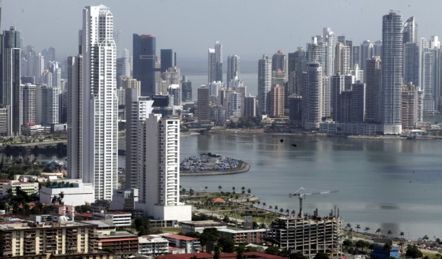 La empresa calificadora internacional sostiene que Panamá continuará atrayendo inversión extranjera, especialmente en el sector logístico, por las ventajas que tiene como centro del comercio global y su ubicación estratégica.