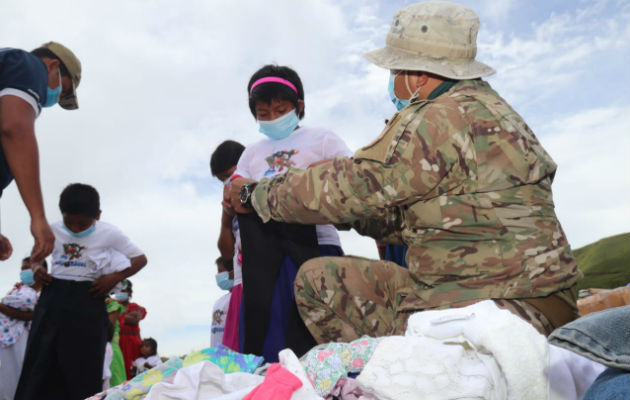 Unidades de Acción Integral del Senan entregaron donaciones de zapatos, botas y ropa. Foto: Cortesía.