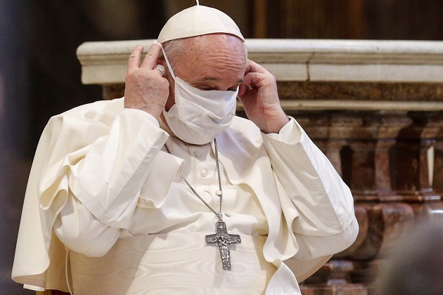 El papa Francisco se coloca una mascarilla en un acto celebrado el 20 de octubre en Roma. Foto: EFE