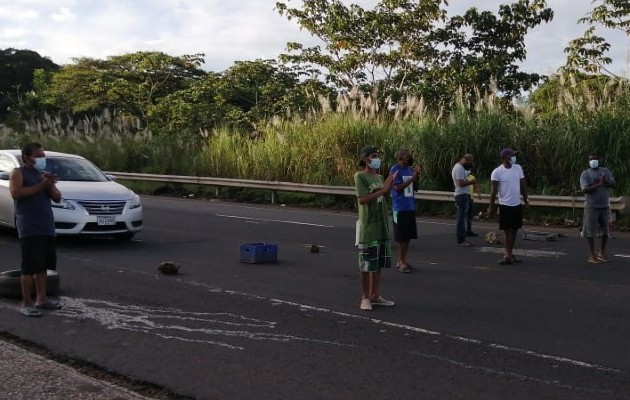 El tranque se inició de ambas vías debido a que los paños de ingreso, como de salida, están cerrados. Por lo que los conductores que han podido salir del área han regresado hasta Quebrada López para tomar la autopista Panamá-Colón.