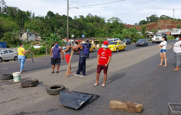 Los manifestantes colocaron llantas y otros objetos para obstruir el tránsito vehicular. Foto: Diómedes Sánchez S. 