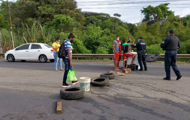 Los manifestantes colocaron llantas y otros objetos para obstruir el tránsito vehicular. Foto: Diómedes Sánchez S. 