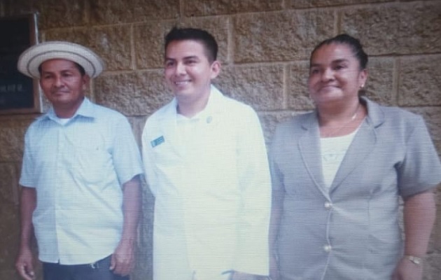 Carlos Mendoza, junto a sus padres, el día de la misa de blanco.