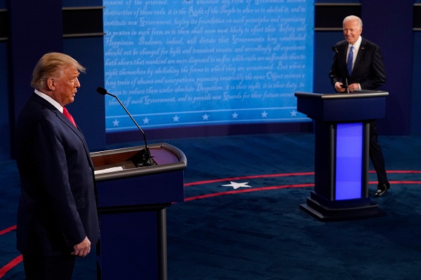 Los candidatos presidenciales para las elecciones de EE.UU., Joe Biden y Donald Trump, abordan el rema de la COVID-19. Foto: EFE