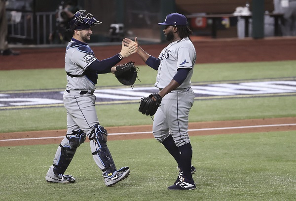 El lanzador Diego Castillo del Tampa Bay (der.) celebra con el receptor Mike Zunino. Foto:EFE