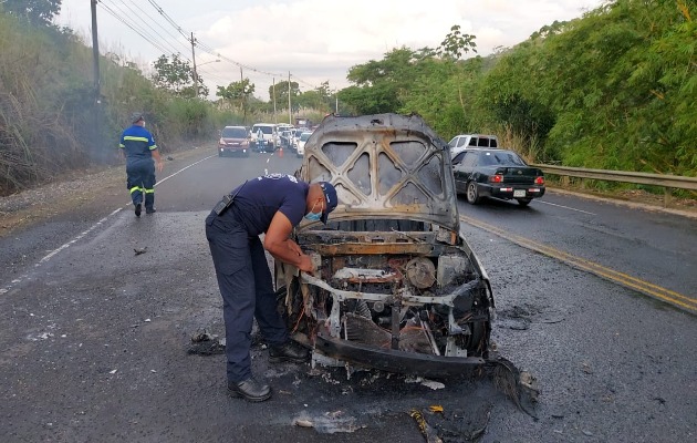 El Cuerpo de bomberos de Colón se trasladó al lugar, para apagar el fuego que envolvió al taxi, que resultó en pérdida total. Foto: Diomedes Sánchez