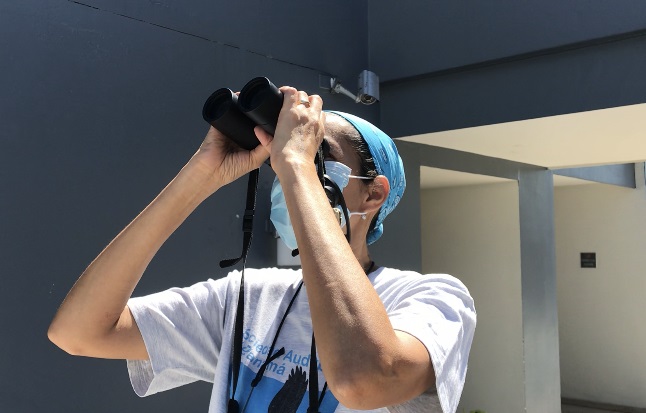 La directora ejecutiva de Audubon Panamá, Rosabel Miró, monitorea el vuelo de las aves rapaces. Foto Elisinio González G.