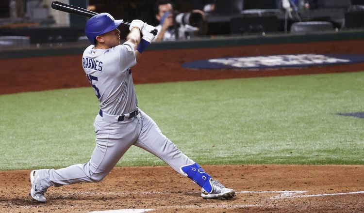 Austin Barnes se destacó en el tercer juego de la Serie Mundial. EFE