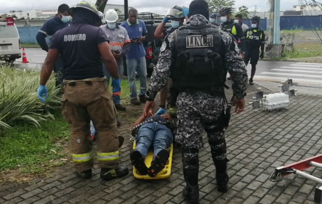 Ambos trabajadores quedaron lesionados. Foto: Diómedes Sánchez S.