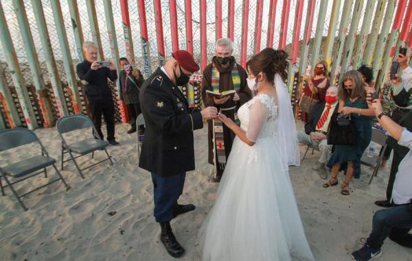 La boda ocurrió días después de que cientos de migrantes protestaran en Tijuana en demanda de atención a sus solicitudes de refugio en Estados Unidos, retrasadas por la pandemia de COVID-19. Foto:EFE