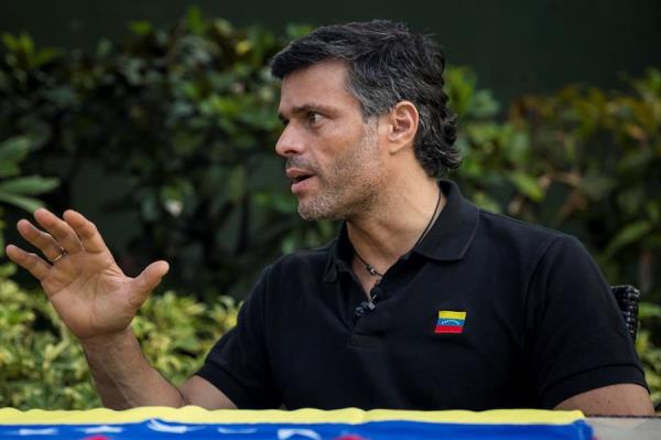 Leopoldo López fue arrestado en 2014 y sentenciado a 14 años de cárcel, acusado de liderar los actos violentos en las marchas antigubernamentales que se llevaron a cabo ese año. Foto: EFE