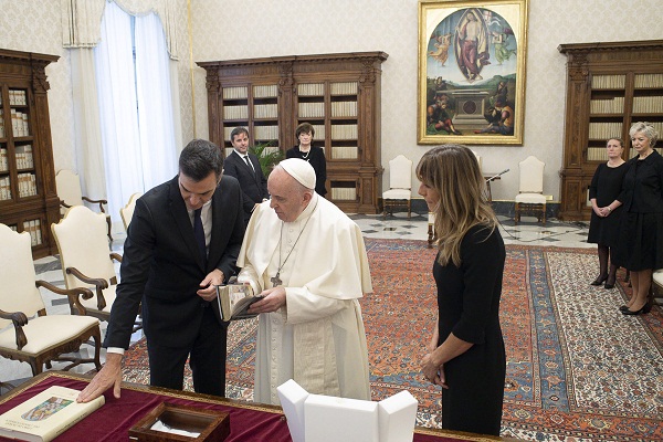 El Jefe del Gobierno Español, Pedro Sánchez se reunió con el papa Francisco. Foto: EFE