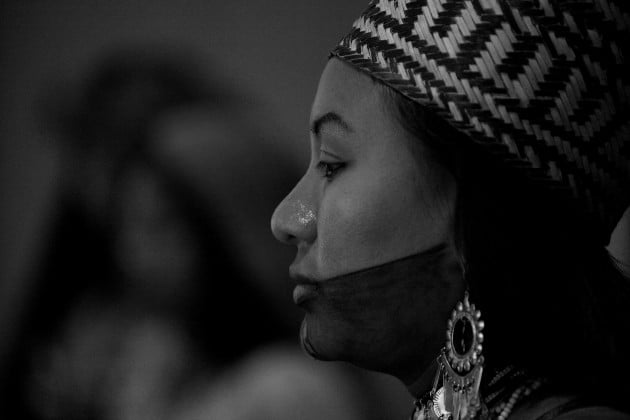  Durante la fase de contacto cultural entre los españoles y las culturas prehispánicas aparecen los primeros caciques. Una joven de la etnia emberá. Al fondo, una joven guna. Foto: EFE.