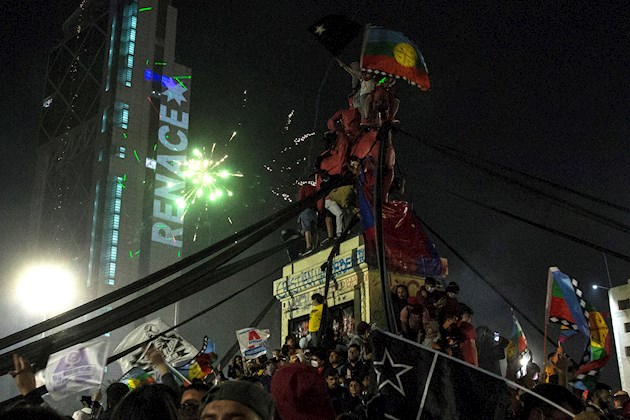 Cuando los resultados ya eran irreversibles, Plaza Italia se rompió en un atronador aplauso, seguido de caceroladas, fuegos artificiales, pitidos y batucadas.