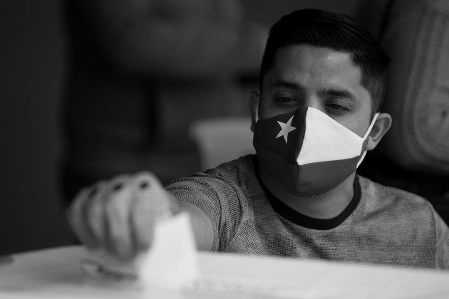  Es tiempo que tomemos nuestras posiciones tal como lo han hecho los chilenos. Un hombre ejerce su derecho al voto, el domingo 25, en el Estadio Nacional en Santiago, Chile. Foto: EFE.