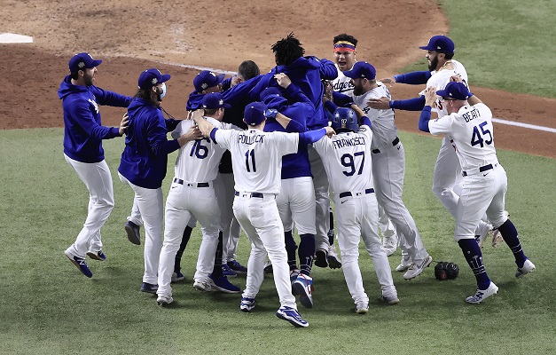 Jugadores de los Dodgers festejan. Foto:EFE