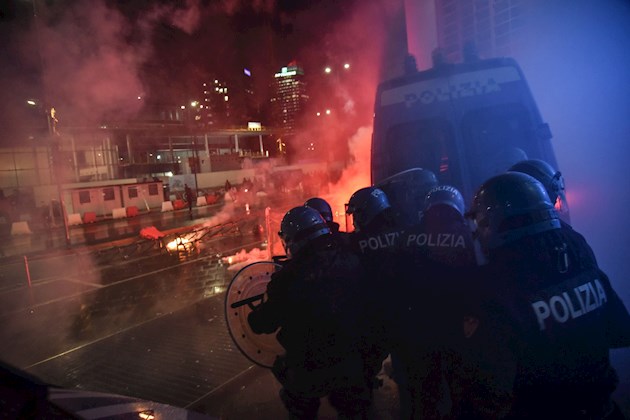 Los empresarios que se manifestaron en las varias ciudades italianas para protestar por los cierres han tomado distancias de estos episodios de violencia.