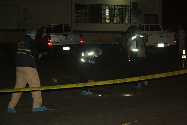 Personal de Criminalística del Ministerio Público ubicaron al menos seis indicios balísticos en el sitio del homicidio.